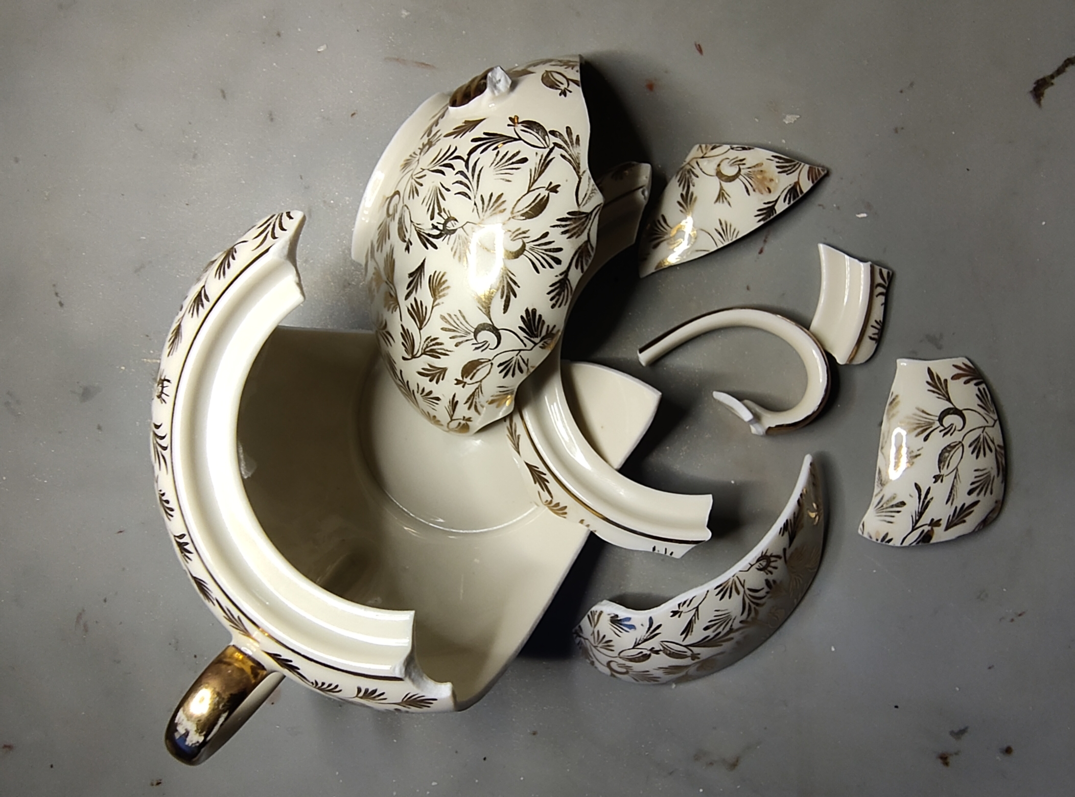 The pieces of the sugar bowl arranged to show the outside from the top.
