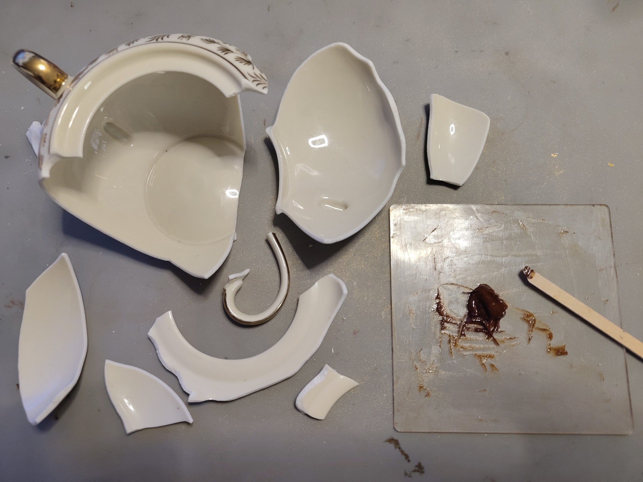 The pieces of the sugar bowl arranged to show the inside of the bowl from the top. Next to the prepared muhi urushi.