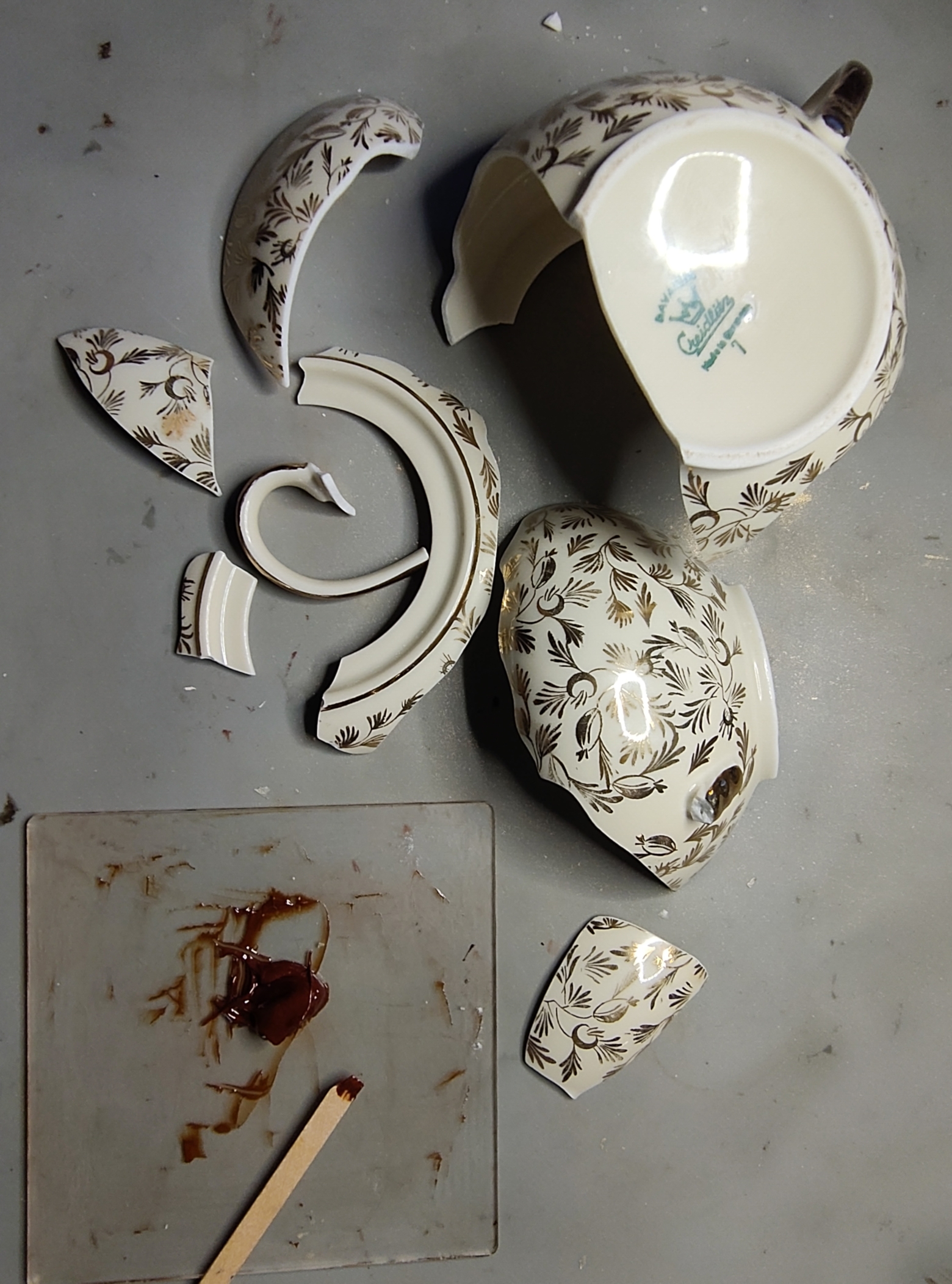 The pieces of the sugar bowl arranged to show the outside of the bowl from the bottom. Next to the prepared muhi urushi.